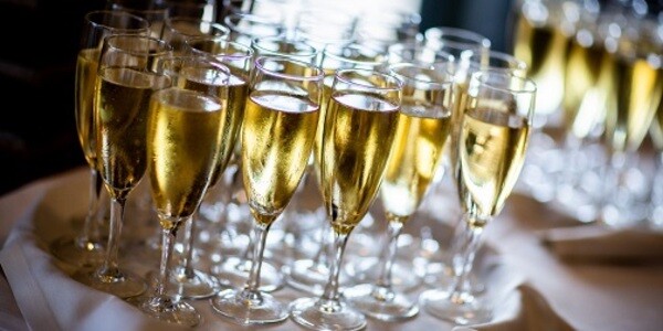 glasses-of-sparkling-wine