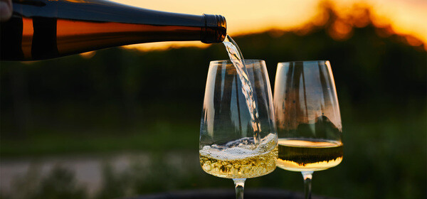pouring-white-wine pouring-white-wine