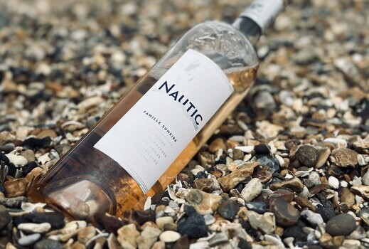 nautic-bottle-on-pebble-beach
